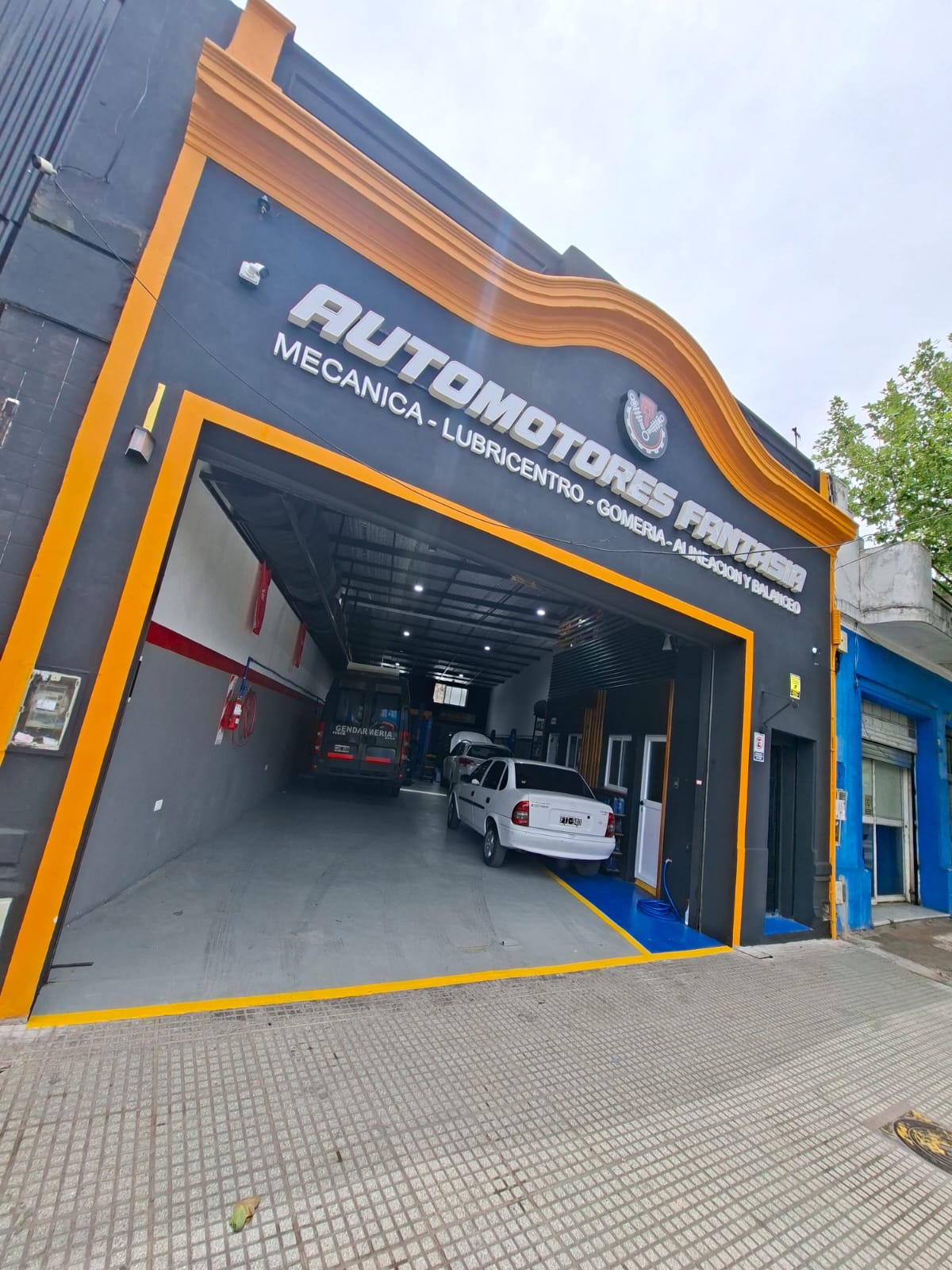 Mecánico trabajando en motor TSI